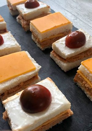 Una foto de Canapés de paté de pollo con tomates secos