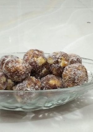 ખજૂર સુકામેવા ના લાડુ (Khajoor DryFruits Ladoo Recipe In Gujarati) રેસીપી મુખ્ય ફોટો