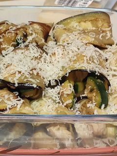 Una foto de "Canelones" de berenjena rellenos de pollo y calabacín