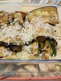 Una foto de "Canelones" de berenjena rellenos de pollo y calabacín