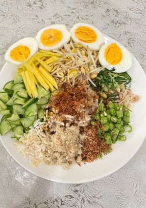 A picture of Southern Thai rice salad(Khao Yum).