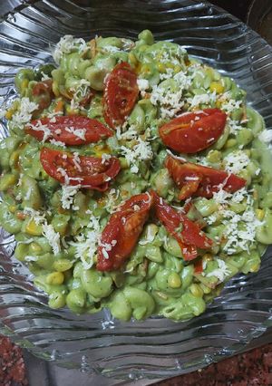 A picture of Pasta macaroni with cheese and spinach.