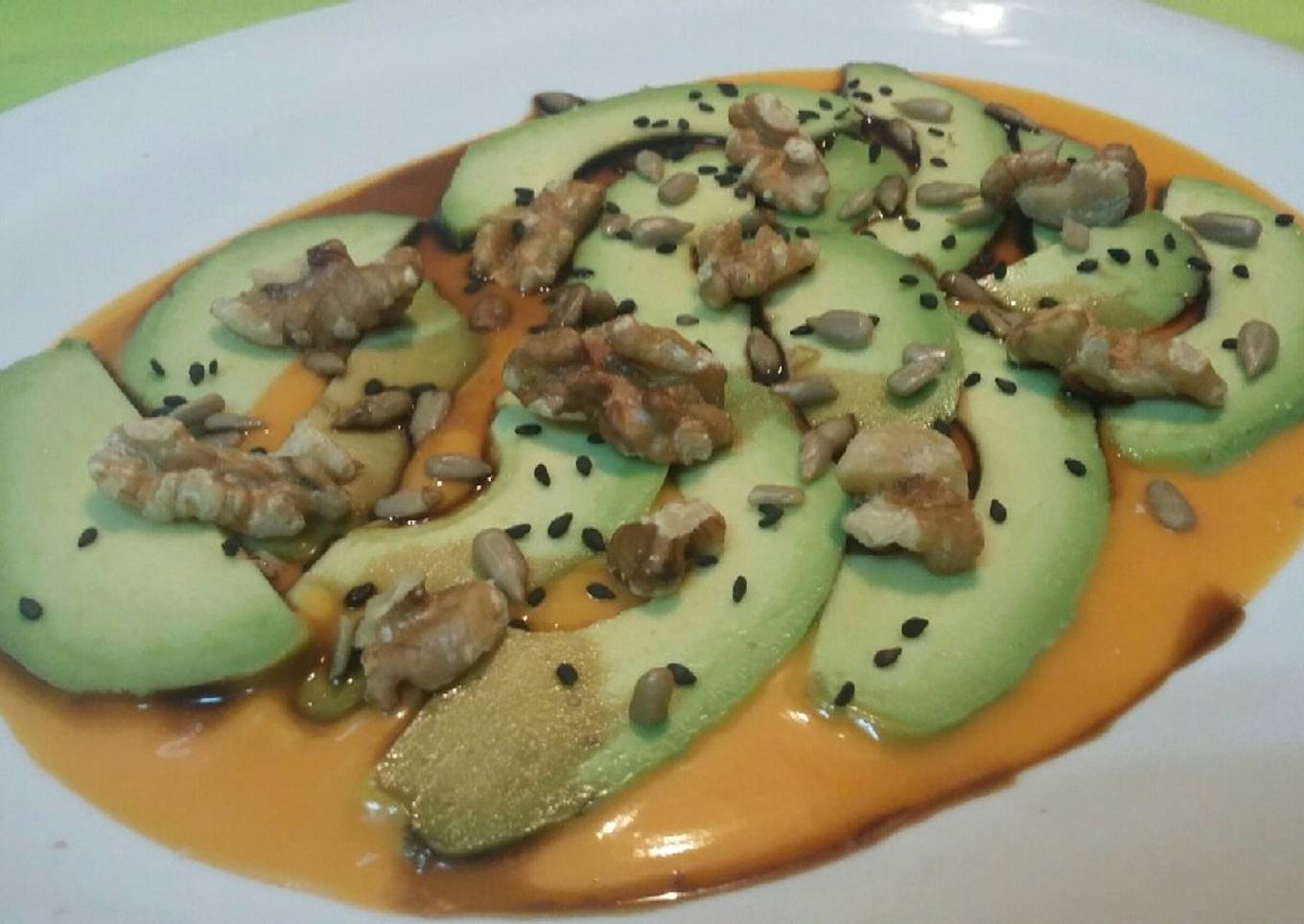 Ensalada de aguacate, salmorejo y frutos secos
