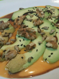 Una foto de Ensalada de aguacate, salmorejo y frutos secos
