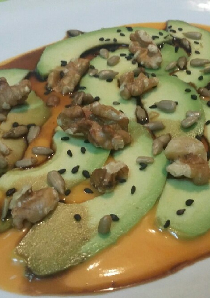Una foto de Ensalada de aguacate, salmorejo y frutos secos