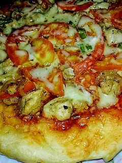 চিকেন চিজ পিজ্জা (Chicken cheese pizza recipe in Bengali) রেসিপির প্রধান ছবি