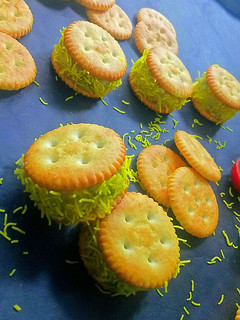 मोनाको बिस्किट सेव पूरी (Monaco Biscuit sev puri recipe in hindi) रेसिपी मुख्य फोटो