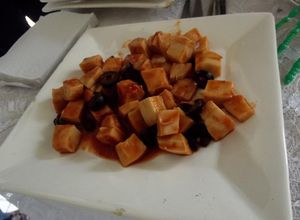 Una foto de Calamar Cuaresmeño a los tres chiles, tequila y aceitunas negras geras
