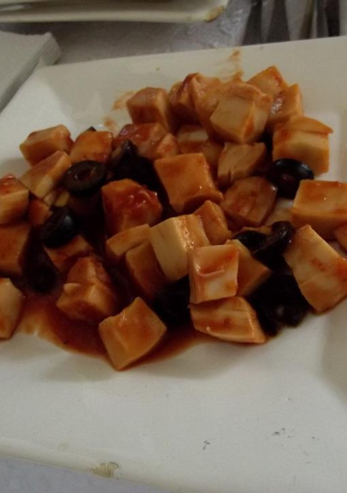 Una foto de Calamar Cuaresmeño a los tres chiles, tequila y aceitunas negras geras