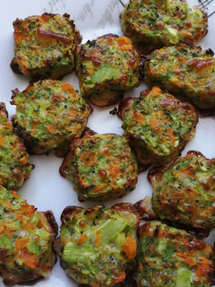 Una foto de Mini hamburguesas de brócoli y zanahoria