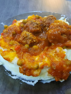 Una foto de Estofado de albóndigas con puré