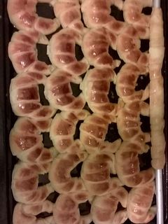 Una foto de Medialunas rellenas de dulce de leche