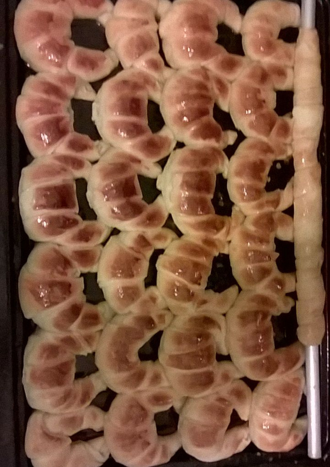 Una foto de Medialunas rellenas de dulce de leche