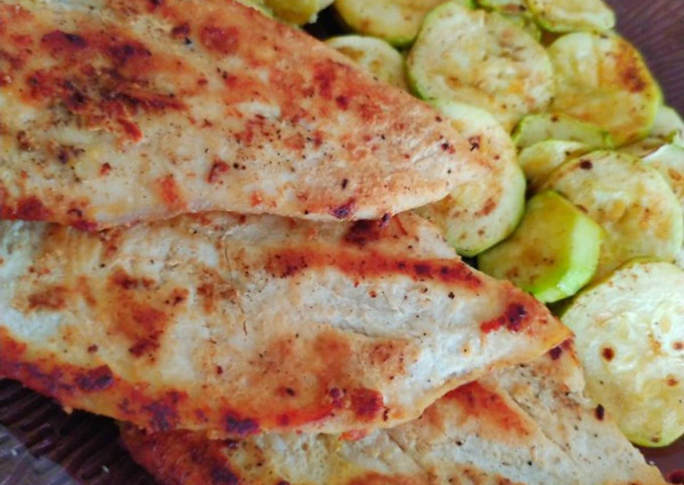 Filete de pollo a la plancha con calabacín y patata