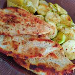 Una foto de Filete de pollo a la plancha con calabacín y patata
