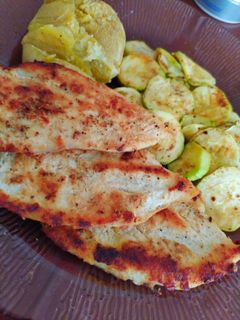 Una foto de Filete de pollo a la plancha con calabacín y patata