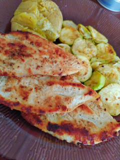 Una foto de Filete de pollo a la plancha con calabacín y patata