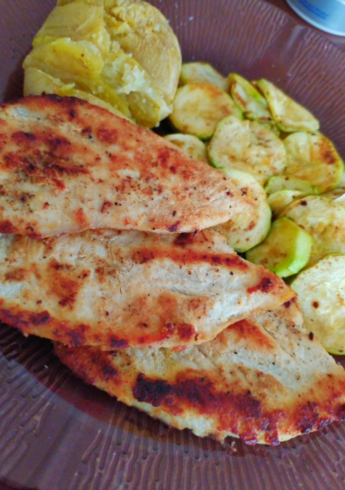Una foto de Filete de pollo a la plancha con calabacín y patata