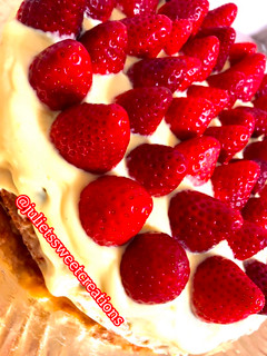 Una foto de Pastel de cumpleaños 🎂 bizcocho de naranja 🍊 con crema pastelera y fresas🍓