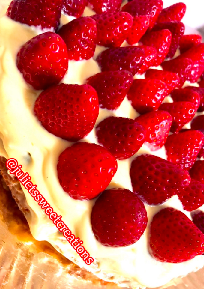 Una foto de Pastel de cumpleaños 🎂 bizcocho de naranja 🍊 con crema pastelera y fresas🍓