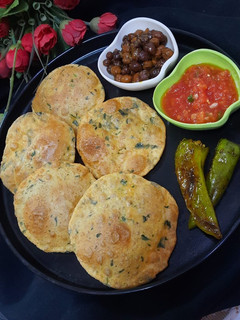 मेथी की पूरी (methi ki poori recipe in Hindi) रेसिपी मुख्य फोटो