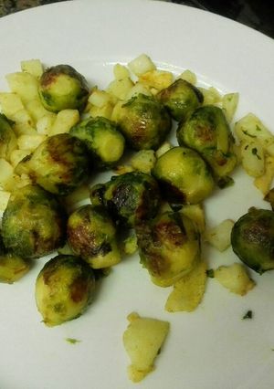 Una foto de Coles de bruselas con patatas