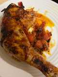 Contramuslos de pollo jugosos con cebolla y tomate Cherry en airfryer