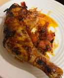 Contramuslos de pollo jugosos con cebolla y tomate Cherry en airfryer