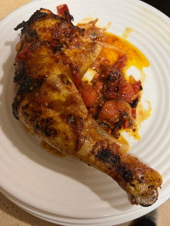 Una foto de Contramuslos de pollo jugosos con cebolla y tomate Cherry en airfryer
