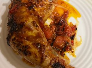 Foto principal de Contramuslos de pollo jugosos con cebolla y tomate Cherry en airfryer