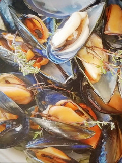 Una foto de Mejillones a la brasa al aroma de romero