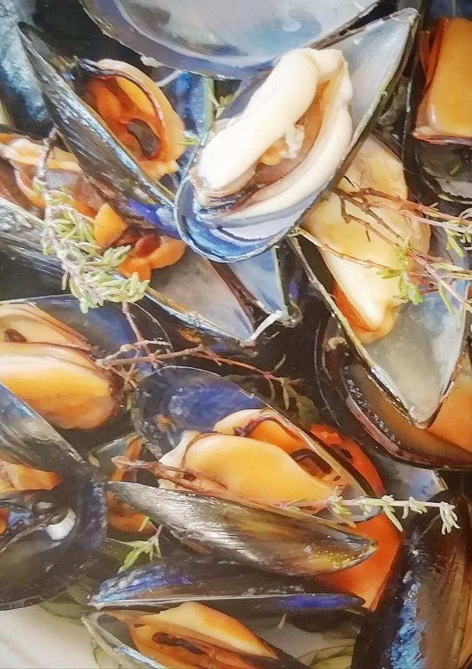 Una foto de Mejillones a la brasa al aroma de romero