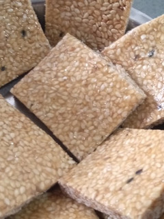 તલની ચીકી (Til Chikki Recipe In Gujarati) રેસીપી મુખ્ય ફોટો