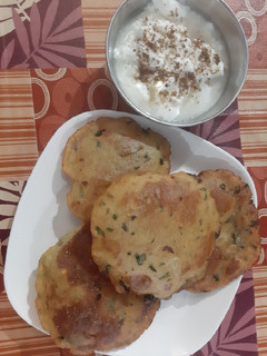 सूजी आलू की कचौड़ी (sooji aloo ki kachodi recipe in Hindi) रेसिपी मुख्य फोटो