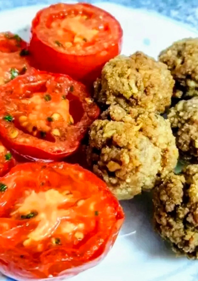 Una foto de Albóndigas fritas y tomates grillé