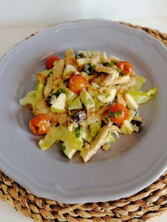 Una foto de Ensalada de pollo con manzana