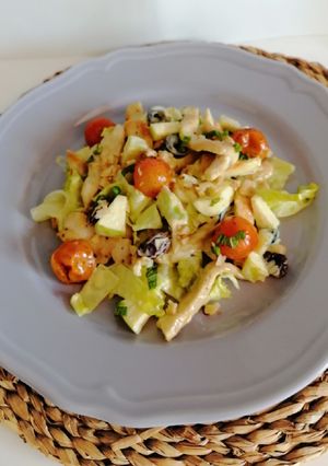 Una foto de Ensalada de pollo con manzana