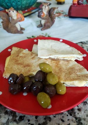 A picture of Bread with cheese 🥖🧀.