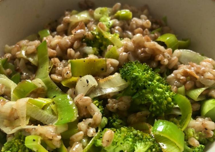 How to Prepare Speedy Leek and broccoli spelt risotto - vegan
