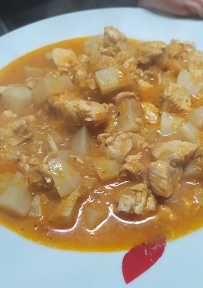 Una foto de Guisito especiado de pollo y nabos