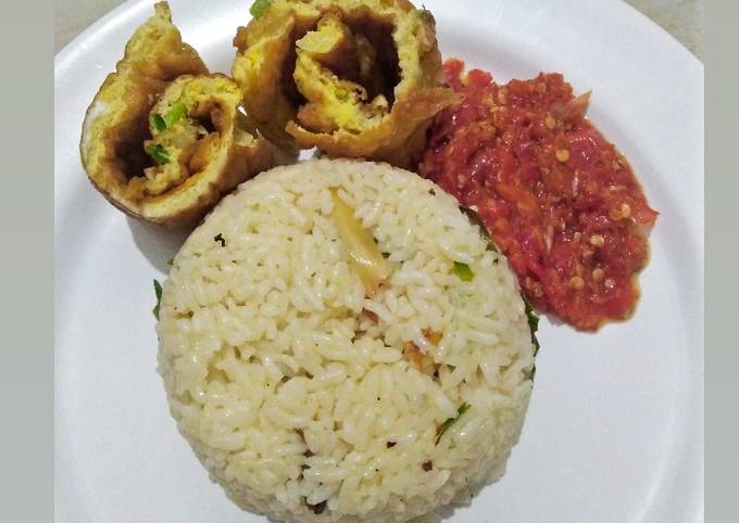 Nasi daun jeruk (telur dadar sambel bawang)