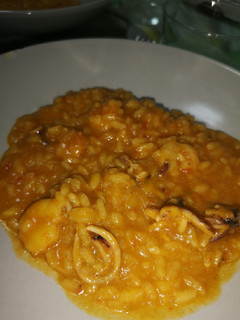 Una foto de Arroz con chipirones y gambas (cualquier marisco)
