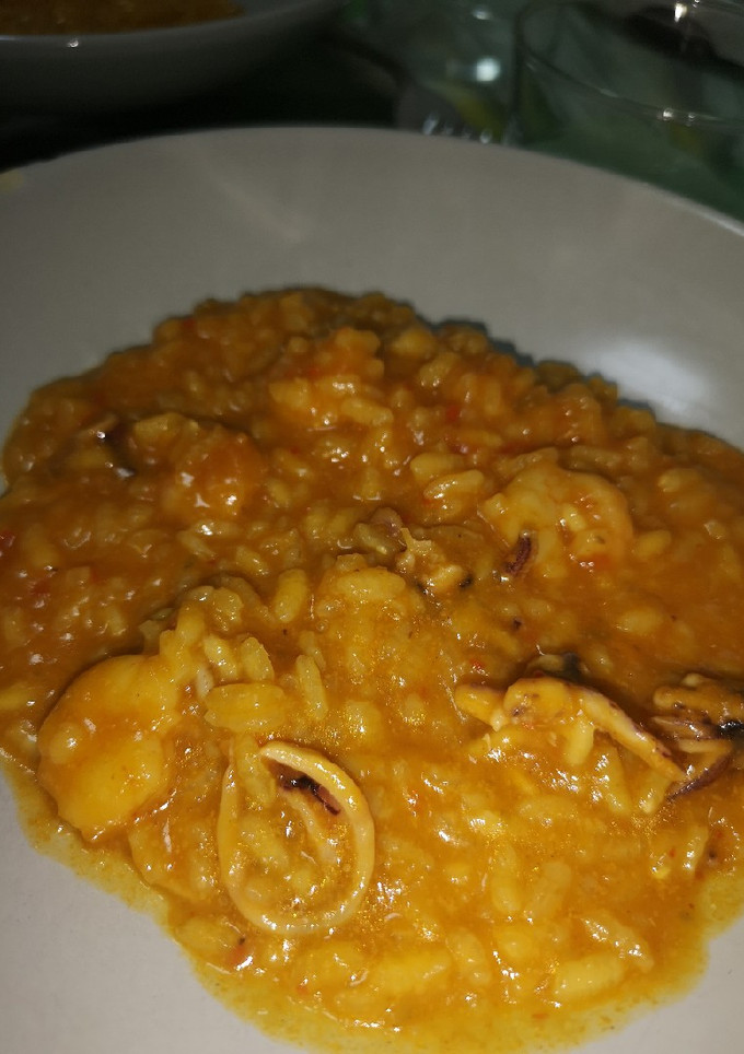 Una foto de Arroz con chipirones y gambas (cualquier marisco)