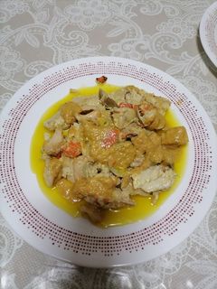 Una foto de Merluza al pilpil con chips de zanahoria