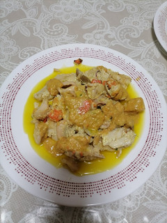 Una foto de Merluza al pilpil con chips de zanahoria