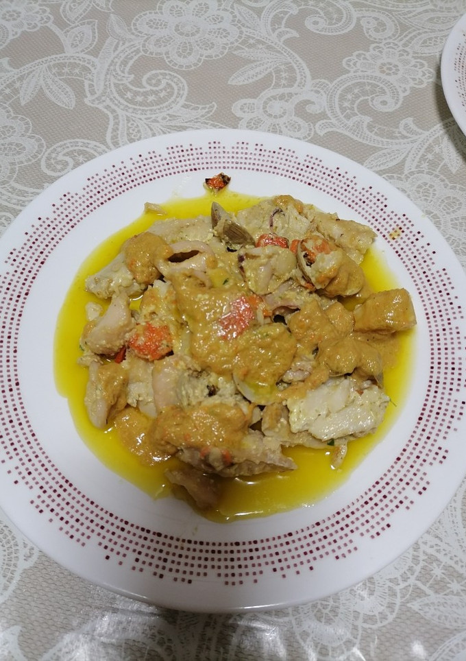 Una foto de Merluza al pilpil con chips de zanahoria