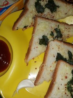 चीज़ गार्लिक ब्रेड टोस्ट (Cheese garlic bread toast recipe in hindi) रेसिपी मुख्य फोटो