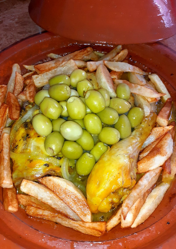 Una foto de Tajine de pollo aceitunas y patatas fritas 🐓🍗