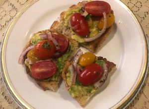 Una foto de Tostas de aguacate con jitomate