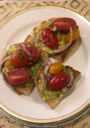 Una foto de Tostas de aguacate con jitomate
